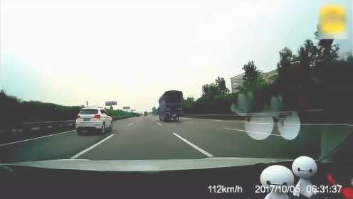 开车带着女友行驶在高速上遇到这样变道，你会怎么做？ - 腾讯视频