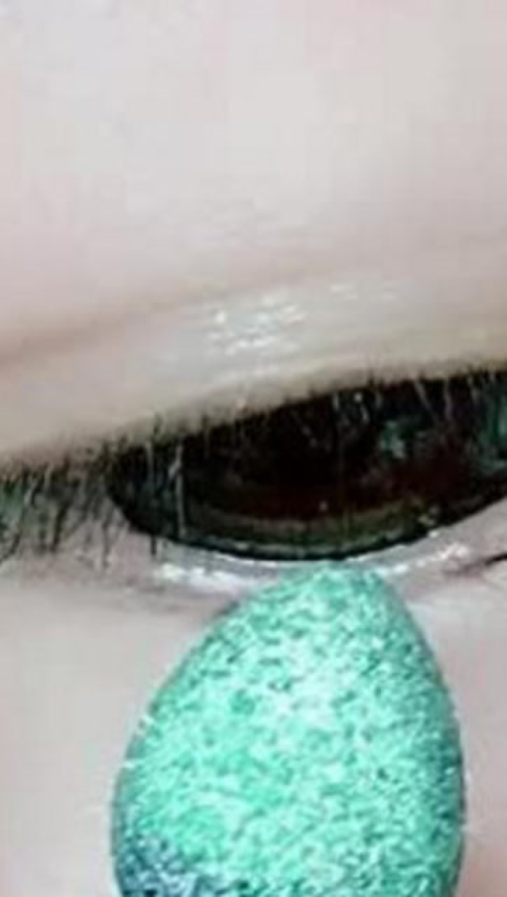 彩虹眼影的画法从眼头到眼尾依次画红橙黄绿青蓝紫