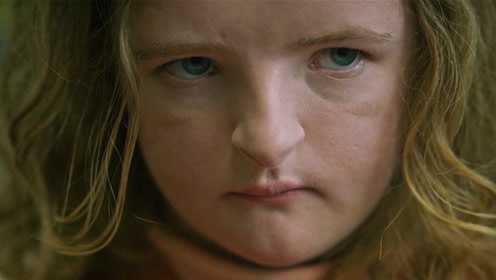 近期高评分的恐怖电影《遗传厄运》，看这小女孩的鼻子我都害怕