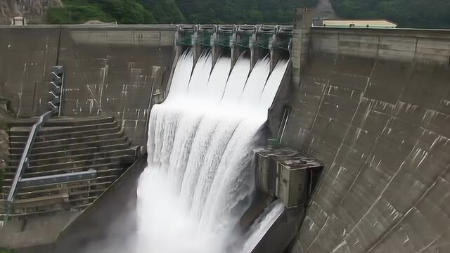 水库太多水了,需要排放一下,水流真激烈