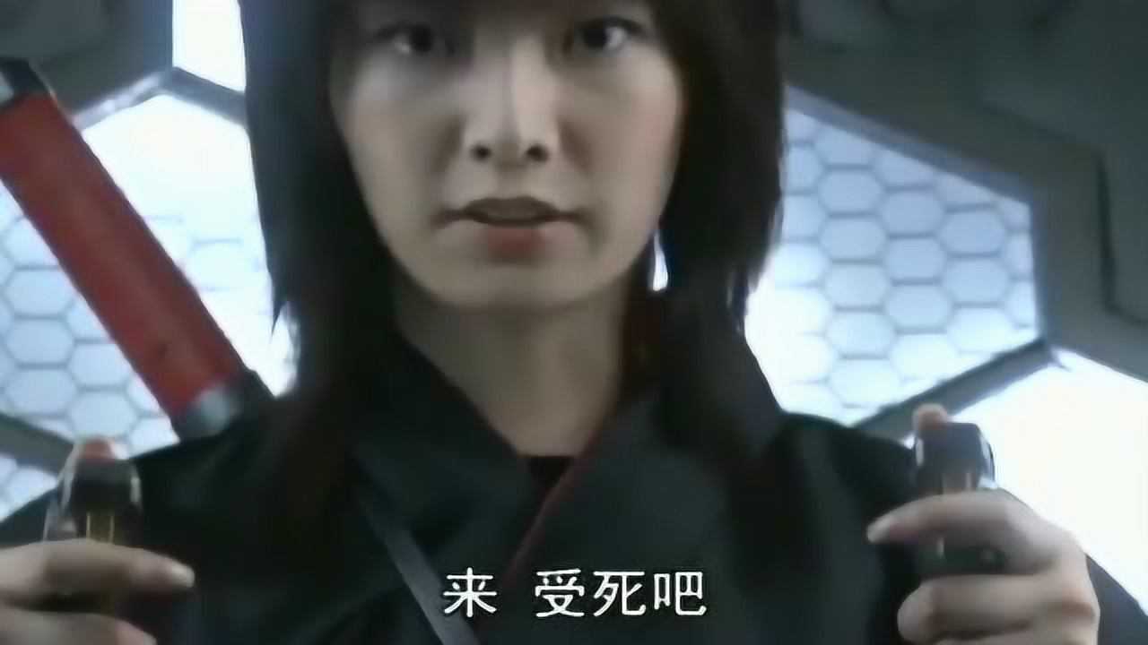日本女人大战奥特曼,可怜的奥特曼被她踩在身下动弹不得