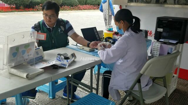 来到了昆明金马碧鸡坊,顺便献血,得到了一把雨伞