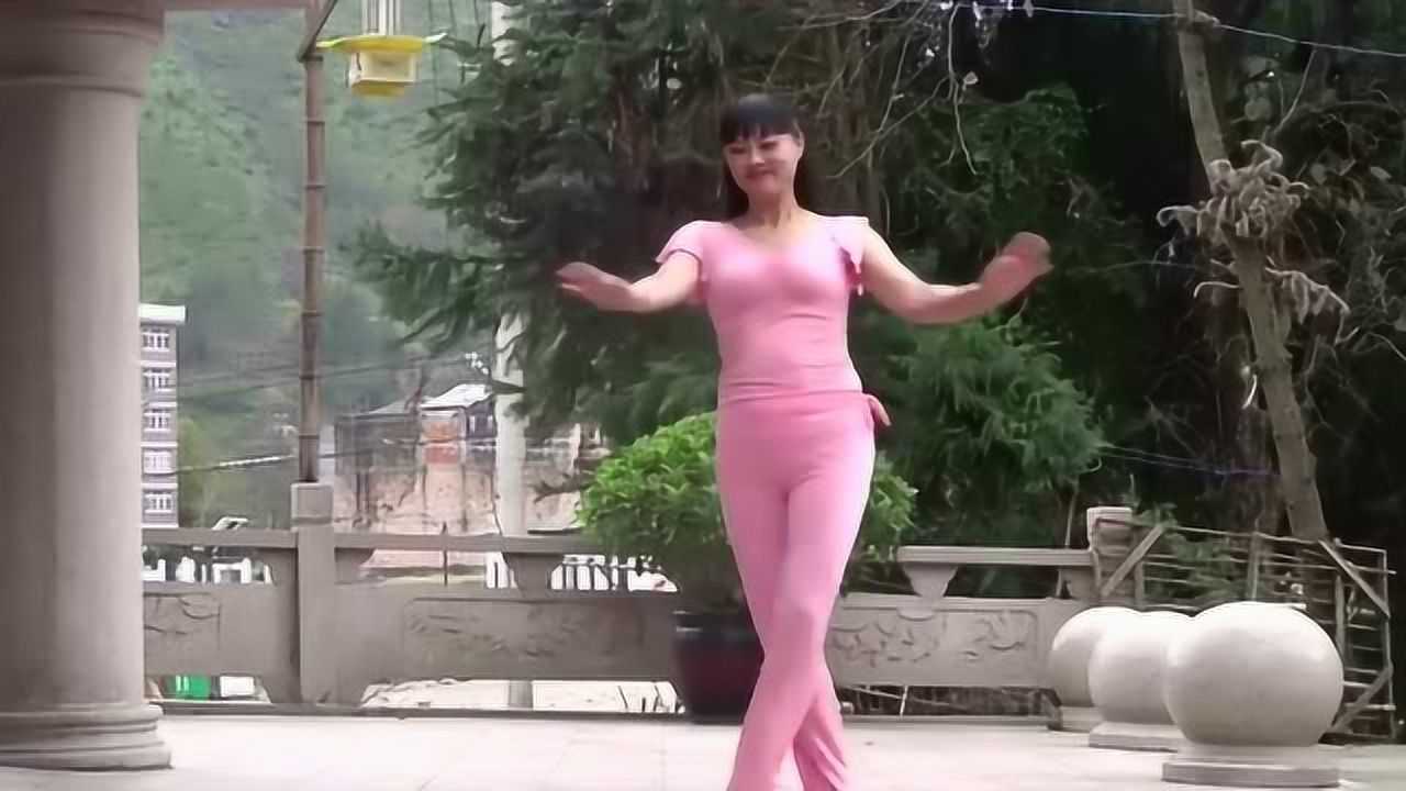 大姐穿着紧身衣跳广场舞人美舞更美