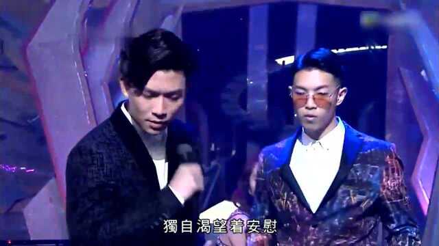 伦永亮演唱《每段路》《烈焰红唇》《第四晚心情》等歌曲,好听