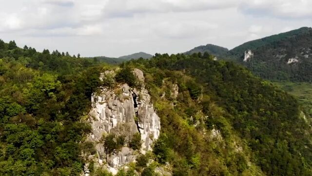 乌江河畔发现一山,石如狮头,山体像骆驼,十分壮观!