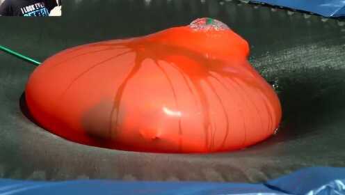 小伙把自己塞进灌满水气球里，爆炸瞬间太惨了