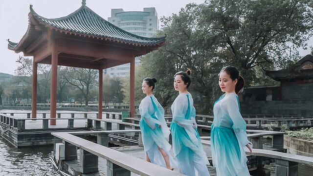 中国舞《雨碎江南》一睹江南女子的柔情