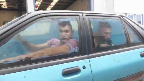 汽车内被灌满水还能开吗？老外发动后引围观，网友：这也能上路？