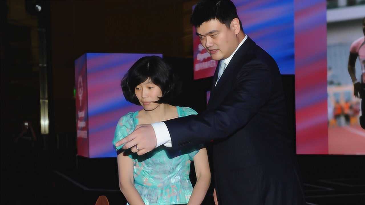 姚明身高2米26嫁给他是什么感受他老婆叶莉回答的很到位