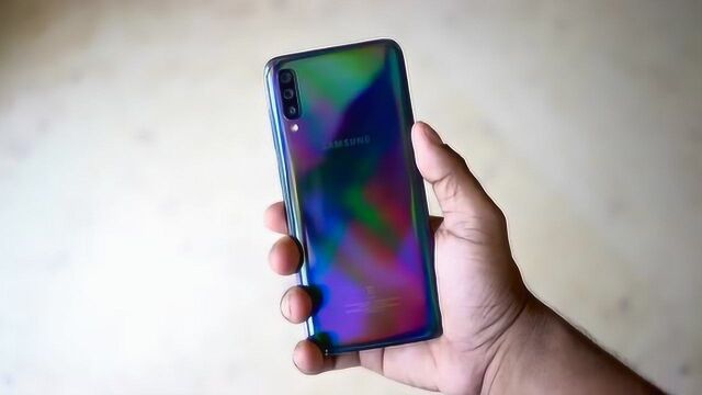 三星中端机 Galaxy A70开箱评测,后置三摄+前置3200万像素