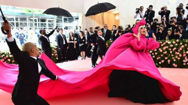 Lady Gaga亮相2019 Met Gala,现场变装抢镜