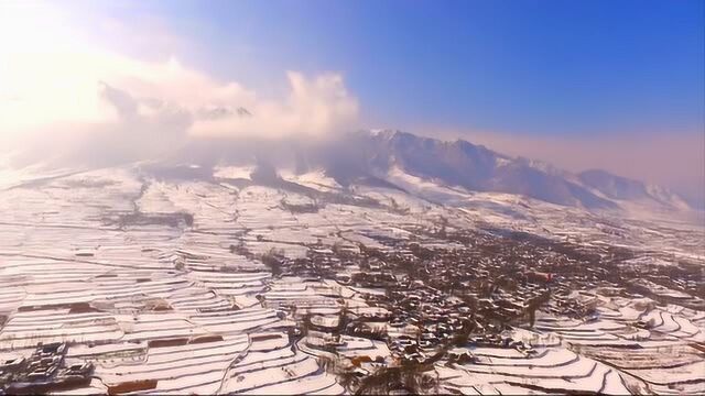 航拍甘肃临夏城郊,近处大夏河潺潺,远山有白雪,好美的画卷!