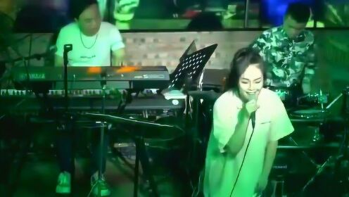 美女一首《爱太痛》火了，唱的撕心裂肺，她到底经历了什么？