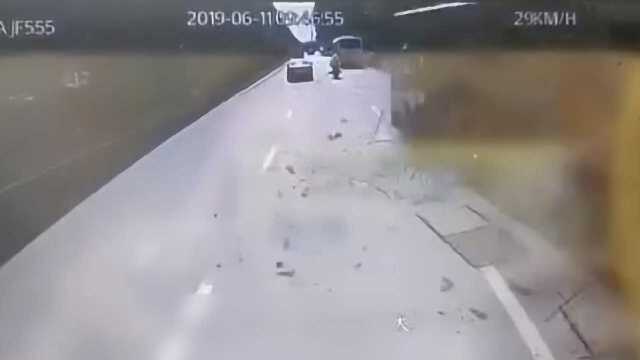 武汉一电力井突然爆燃,公交车被震弹起:玻璃瞬间震碎