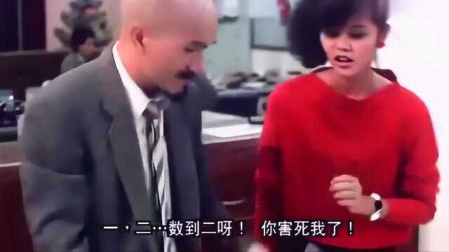 麦主任,这是你为我们公司服务了20年的忠心奖,还有新汽车一部