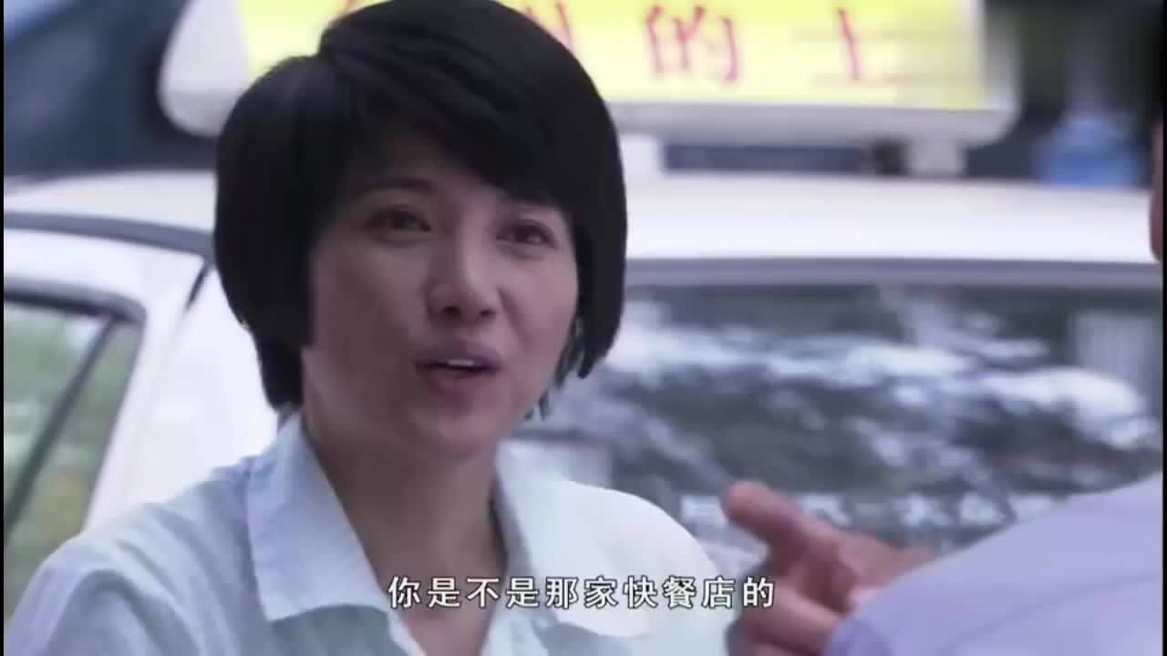 满秋沿街赠送客人酸菜为满秋快餐店做推广愿意照顾满秋生意