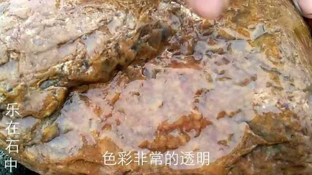 河滩里直接发现一块超大号七彩玛瑙石,足足有一百多斤,请欣赏