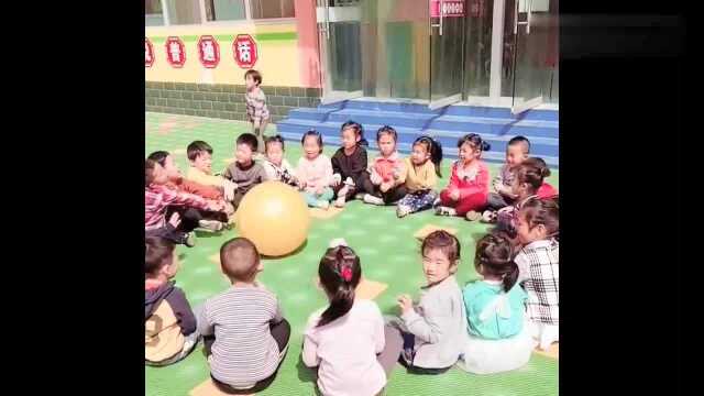 非常适合幼儿园小班的户外游戏,既安全又有趣,孩子都很喜欢!