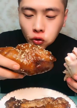 东北大哥直播吃猪蹄，油光锃亮的表面还都是调料，网友：真香！