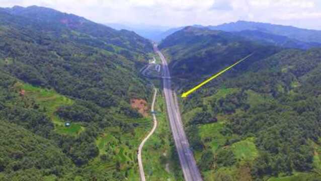 航拍贵州高速公路,穿越崇山峻岭,大山里最壮观的路