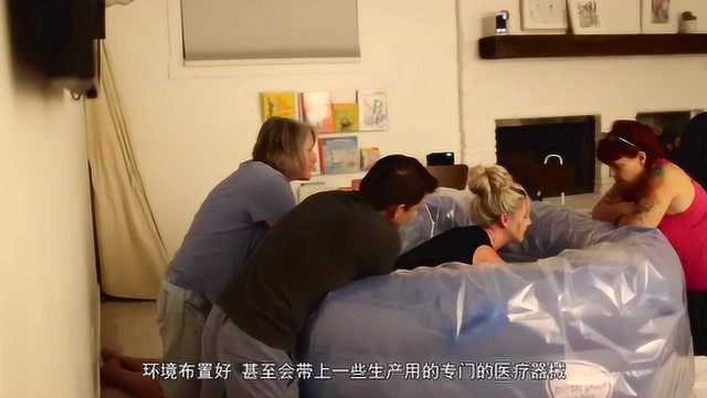 国外孕妇生孩子太简单了,神奇的水中分娩,在家轻松就生出来了