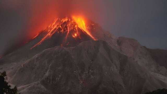 夫妻两求换个大气点的背景,结果恶搞成火山爆发,网友说太假了.