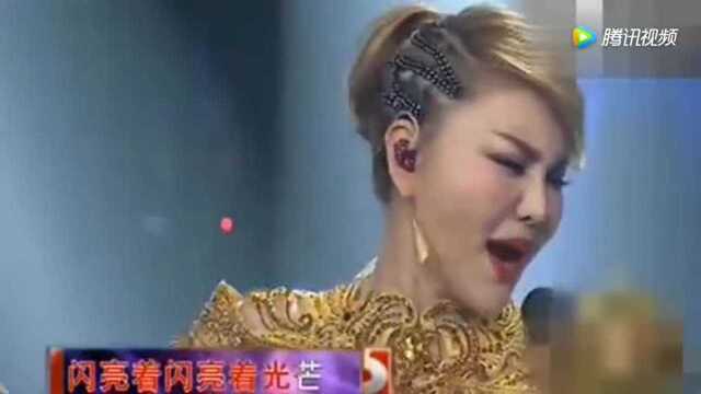 乌兰图雅现场演唱《午夜星河》《中国心》