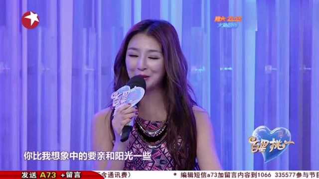 山东校长背女嘉宾跑圈,背景乐真的绝了,逗乐全场观众