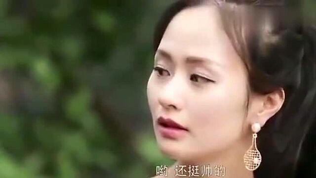 小伙想摸美女,她竟然答应了