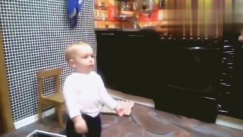 宝宝不听话被奶奶打了屁股，小娃立马开启吵架模式，场面太欢乐了