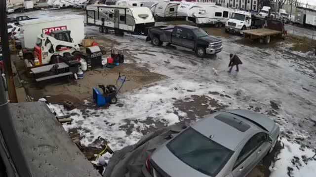 大姐下一次出门一定要看一下黄历,雨雪天气注意路滑,别像今天一样了!