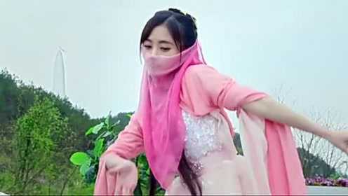 女子从天而降,还长着一双翅膀,实在是太漂亮了