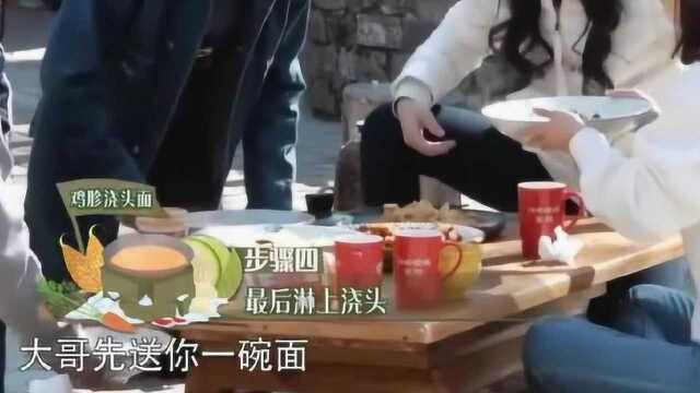 黄磊在院子里烧火搭灶台做鸡胗浇头面,何炅吃得很享受