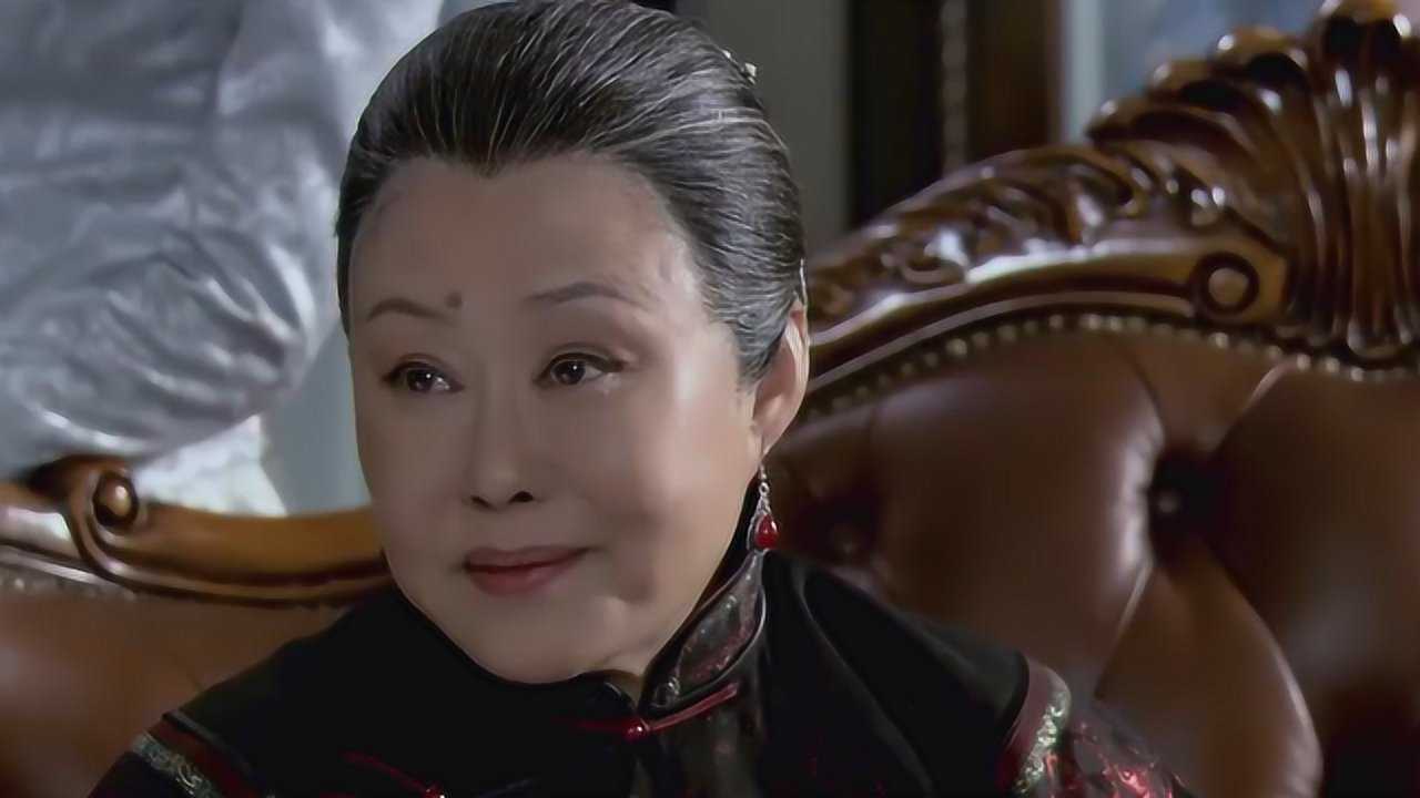 白七爷突然穿起了西装，万万没想到七奶奶见状，说话竟是酸了吧唧