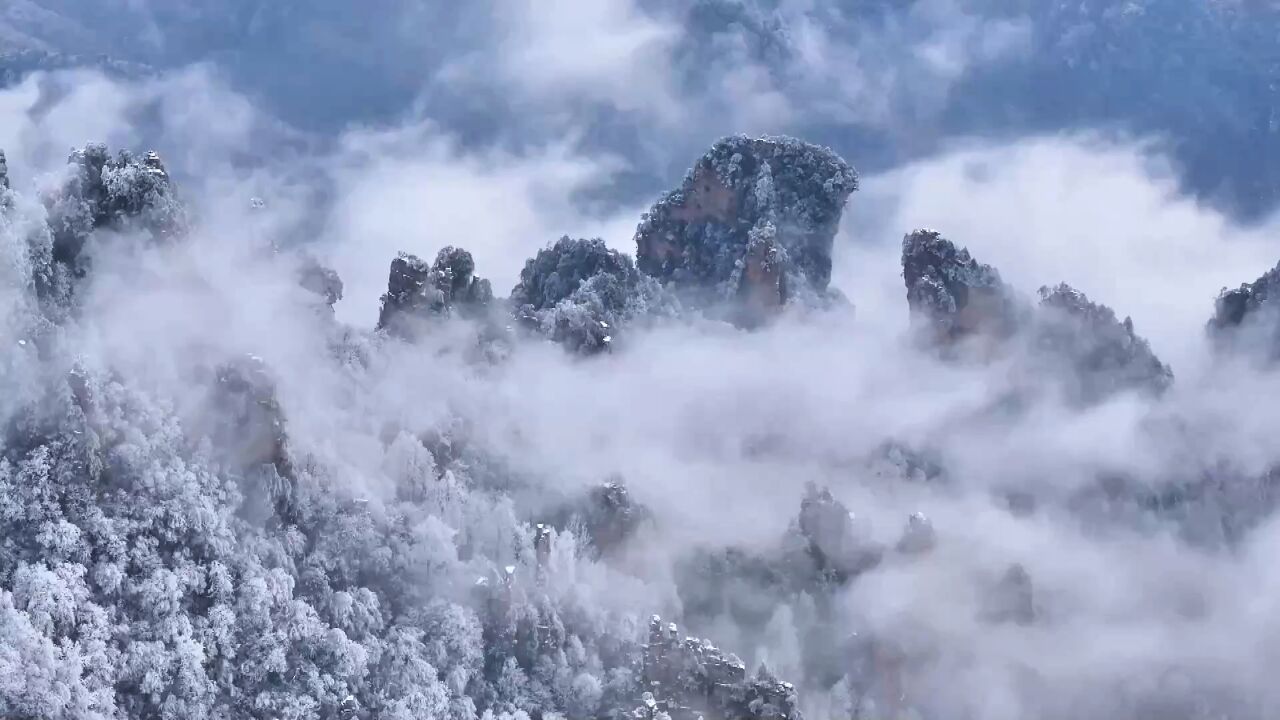 巍峨壮丽!航拍张家界天子山雪景大片