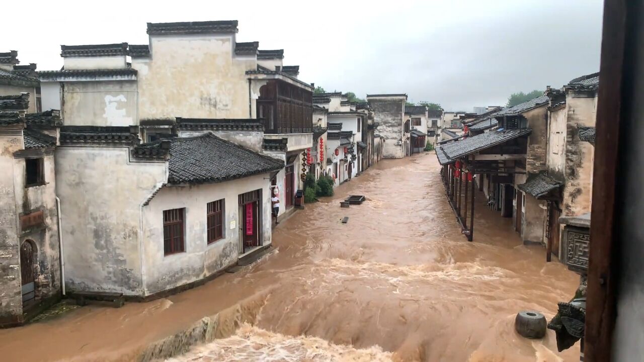 74秒看安徽黄山特大暴雨:水漫徽州古城,山洪冲走车辆