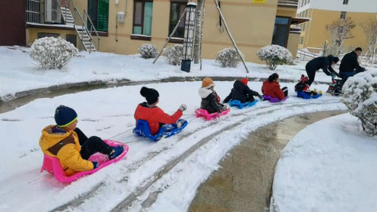 有爱邻居拉一串娃小区里滑雪,爸爸“怂恿”孩子朝妈妈打雪球“报仇”