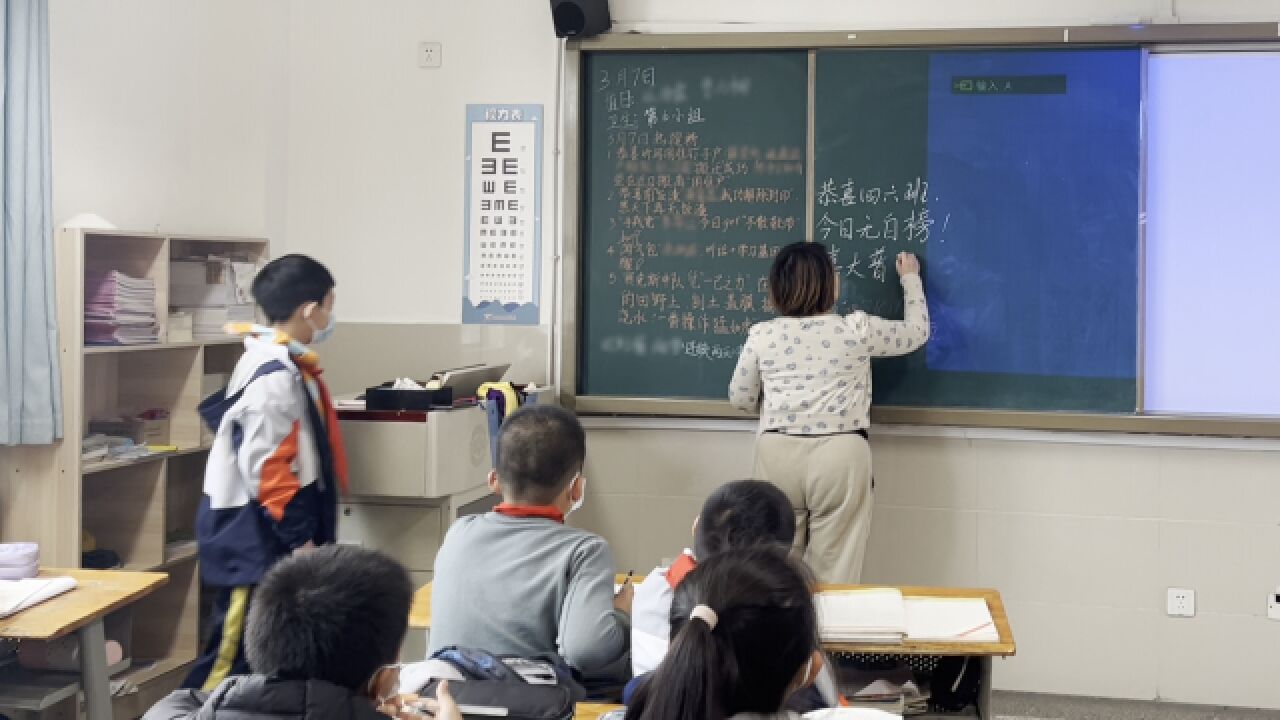 小学班主任在教室设红榜全班抢着上