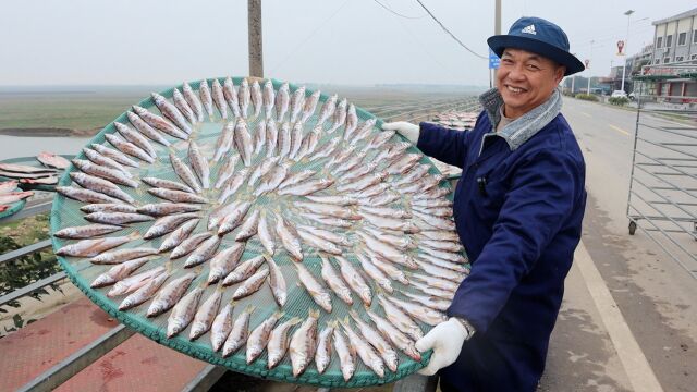 湖南岳阳,夫妻俩笨晒鱼干,1天腌1000斤,年关卖出50吨