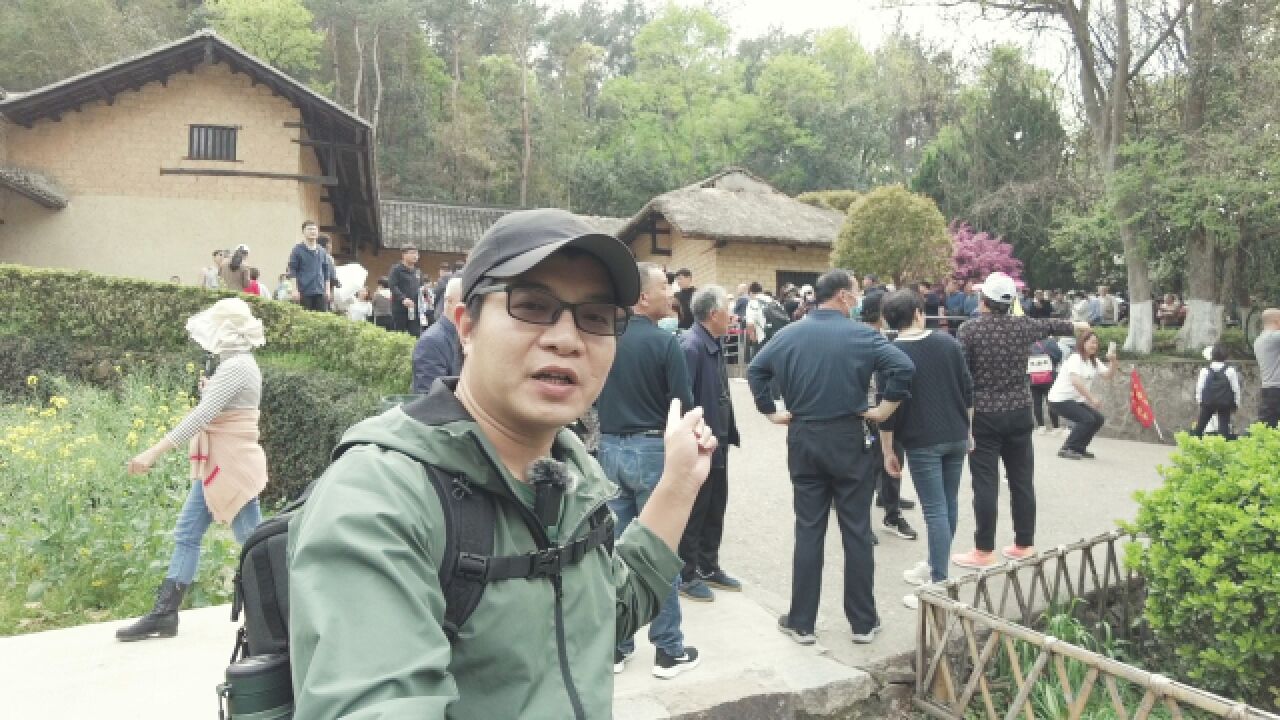 湖南韶山毛主席故居,每天都有几万人游客,进屋参观排队半小时