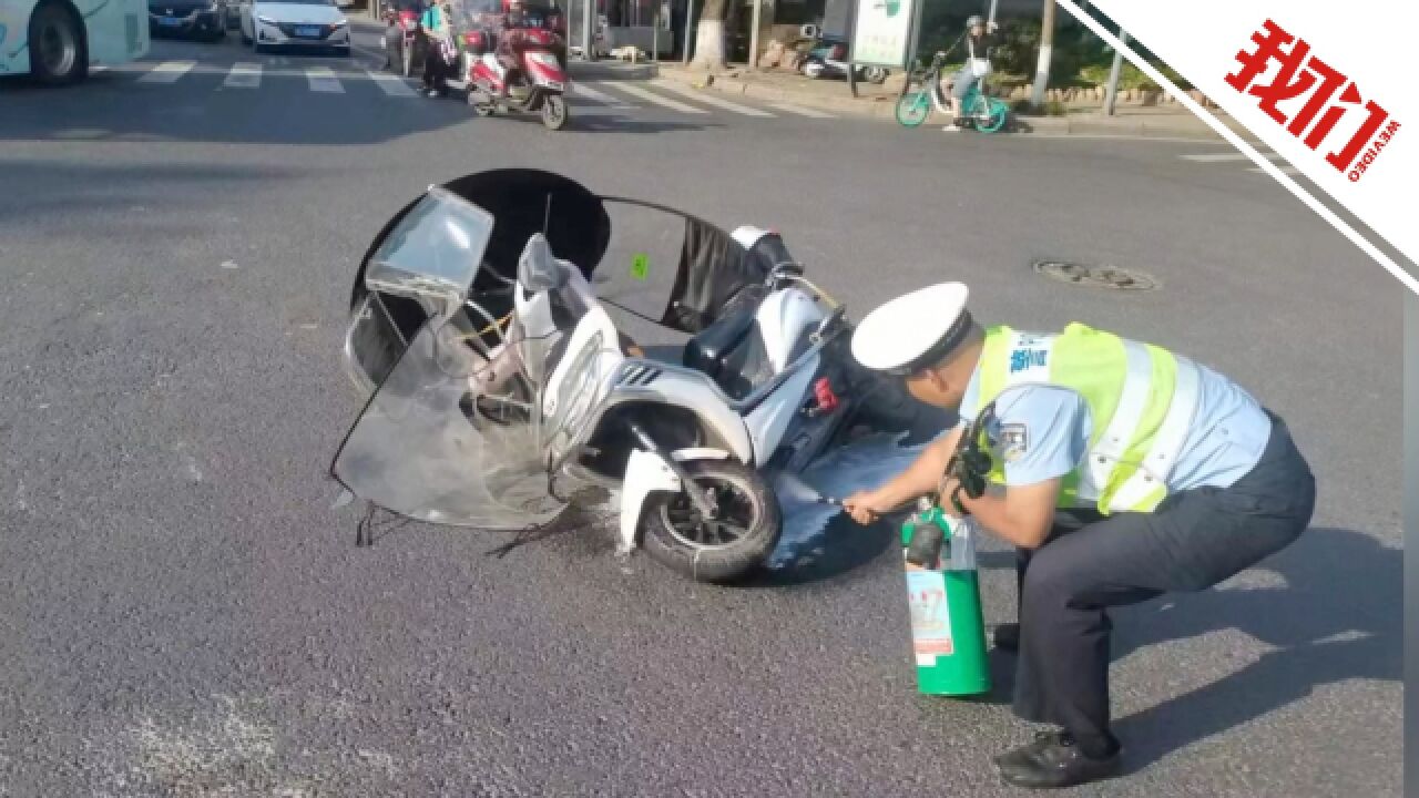 惊险!乐山一电瓶车起火 交警机智应对“教科书式”灭火