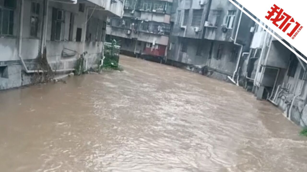 湖北恩施暴雨内涝:城区多条道路“积水成河” 路边理发店积水倒灌