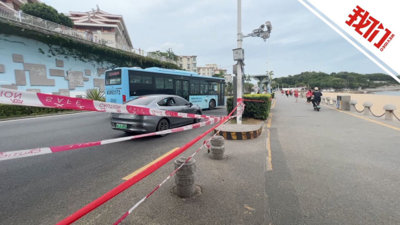 现场:超强台风“杜苏芮”逼近厦门 海滨沙滩关闭拉起警戒线