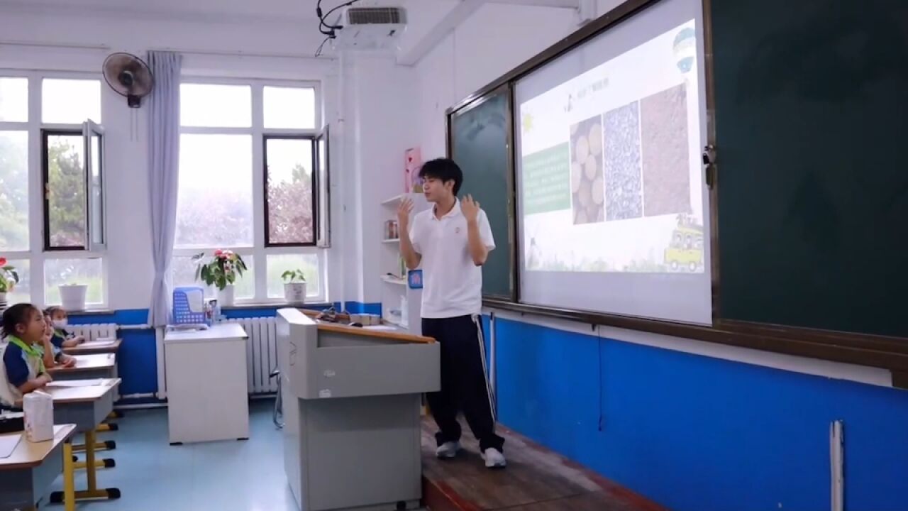 大学生走进乡村绘画,让围墙增添艺术气息