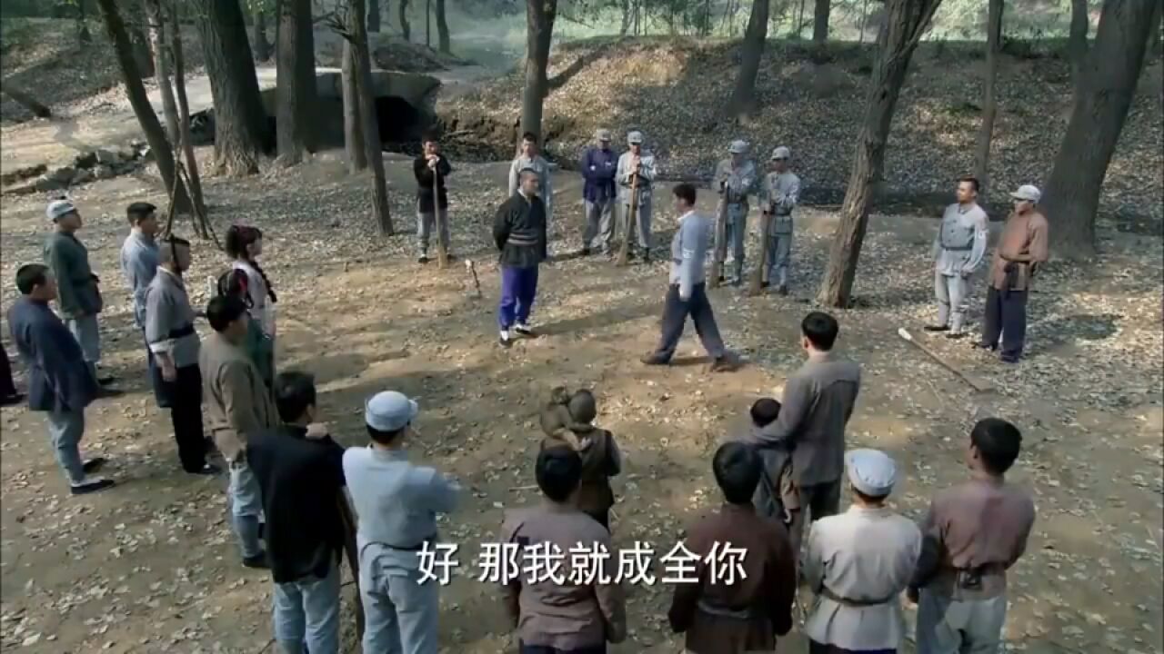 小兵一拳打爆树皮,没想到八路高手更厉害,看的目瞪口呆