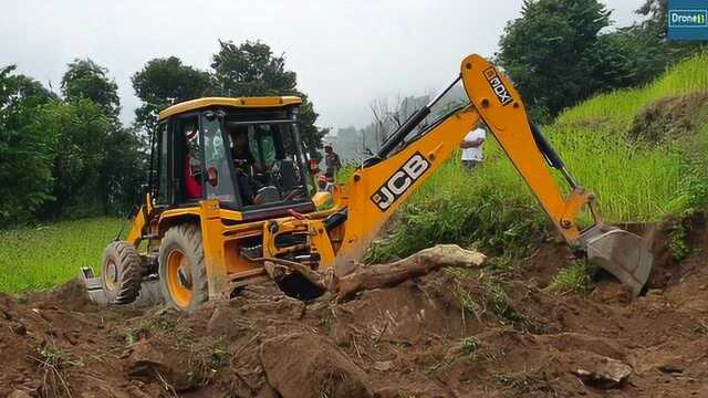 JCB反铲装载机为村民开辟新的道路