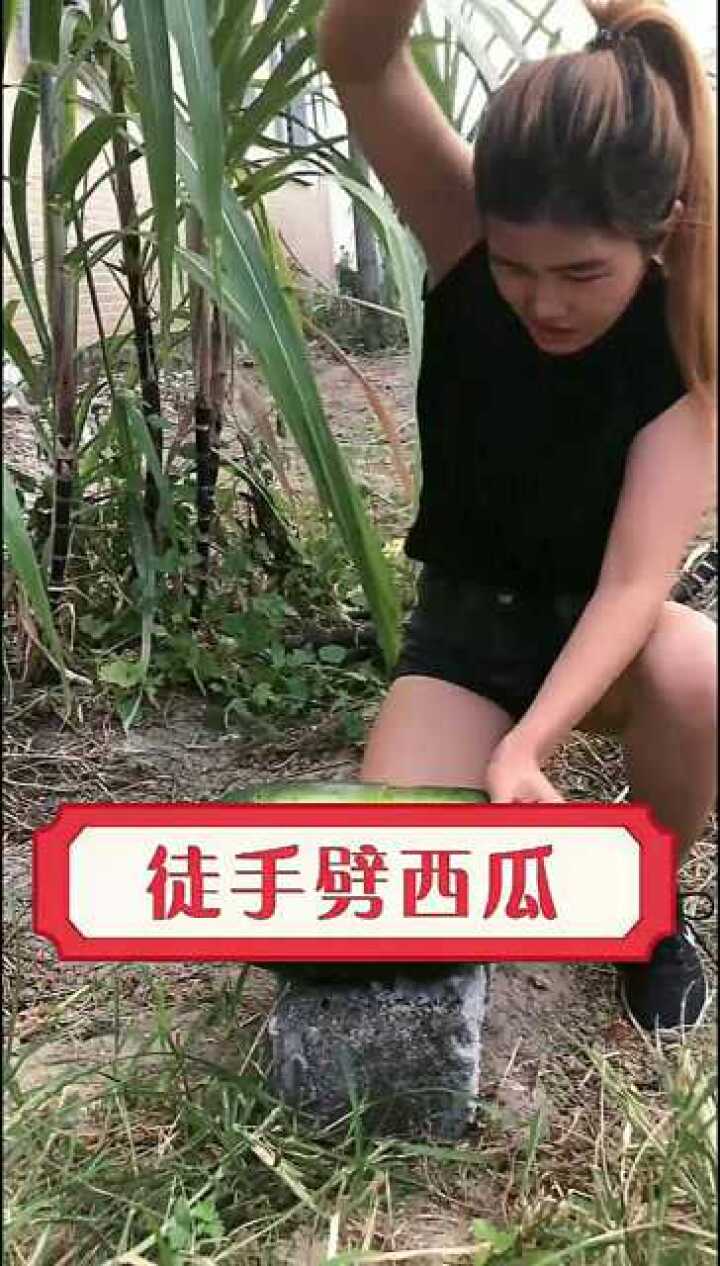 美女徒手劈西瓜绝对的女汉子不好惹