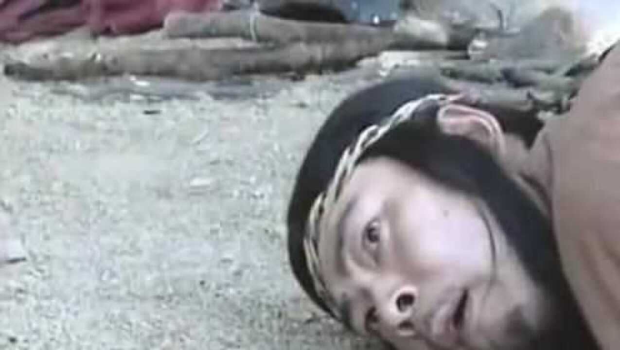 嫪毐突然伏地听声大喊不好他们追来了吕不韦让大家上车快走