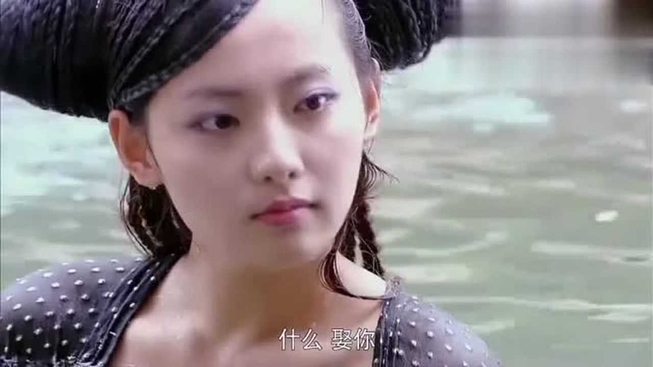 美人:美女湖边洗澡,不料被路过帅哥看光,美女:要么死要么娶我腾讯视频