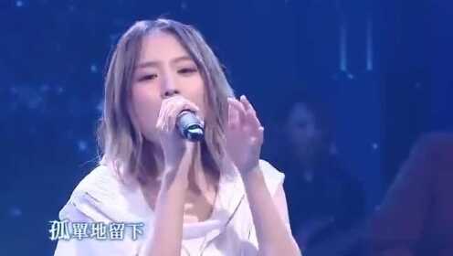 飞儿乐队新主唱演唱《月牙湾》 果然没有对比就没有伤害啊